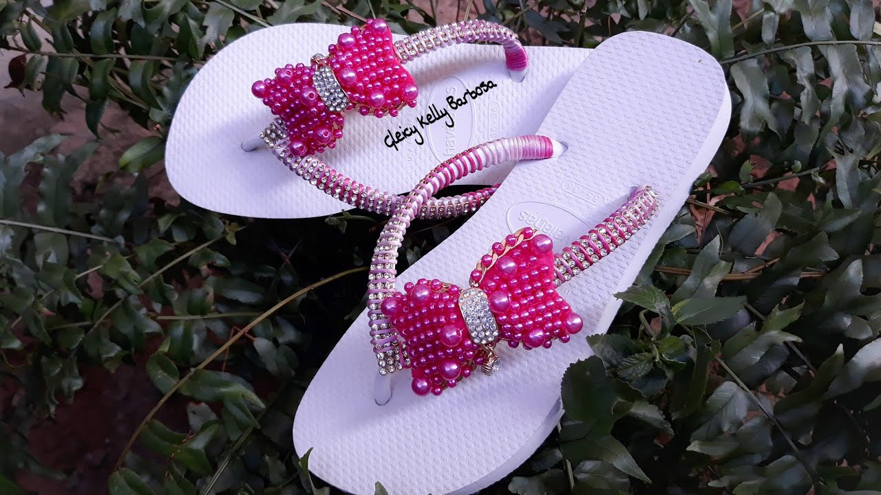 Chinelo bordado com laço de pérolas no feltro ,fio de seda e manta de strass