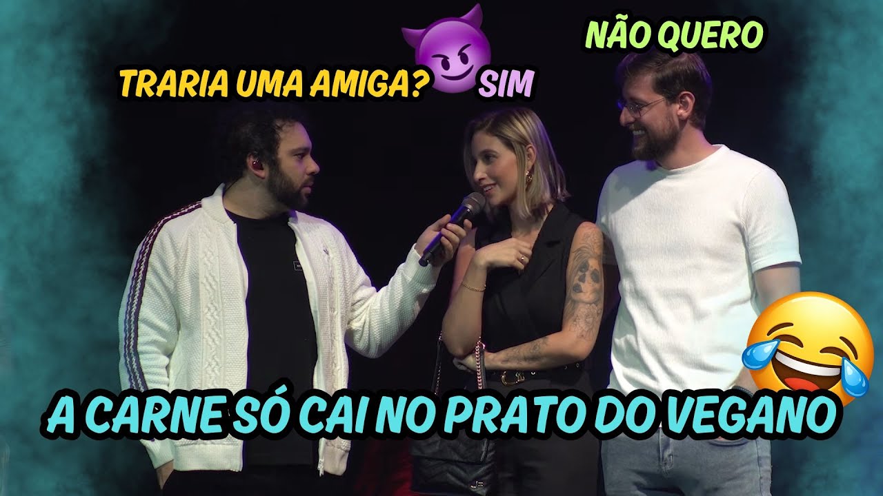 ELE RECUSOU UM PRESENTÃO — ESPOSA OFERECEU A AMIGA NO MEIO DO SHOW!