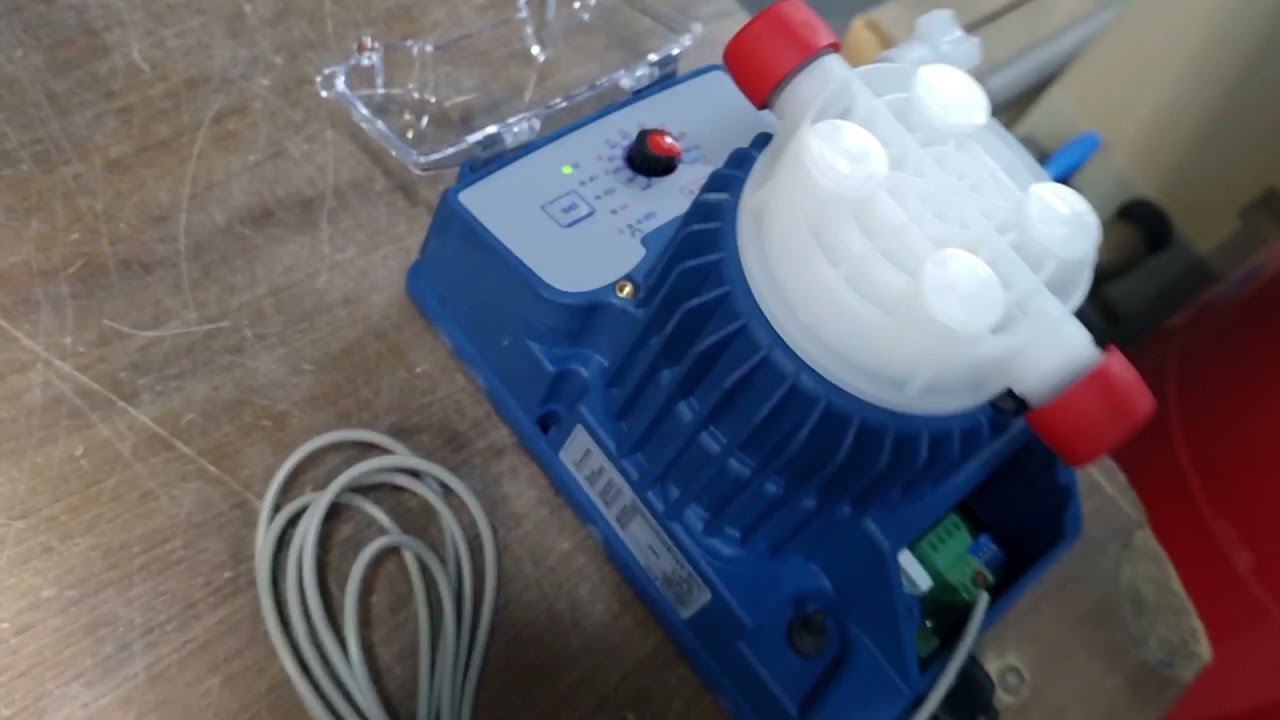Bomba doseadora SEKO APG 603, ligada a contador com emissor de impulsos.