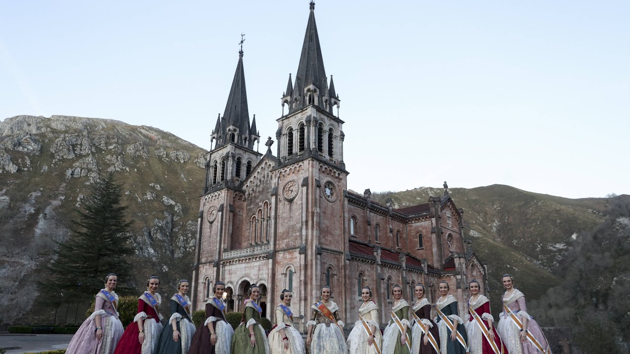ASTURIAS | Corte de honor de la fallera mayor de València - Extra de Fallas 2024