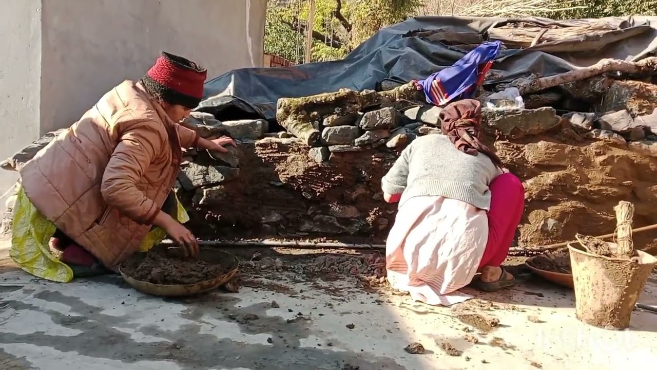 आज दीवाल पे मिटी भी लगा ही दी #pahadi# lifestyle vlog Riya vlog 