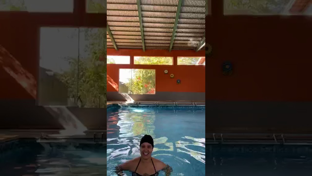 Maiara Maraísa no Spa fazendo hidroginástica