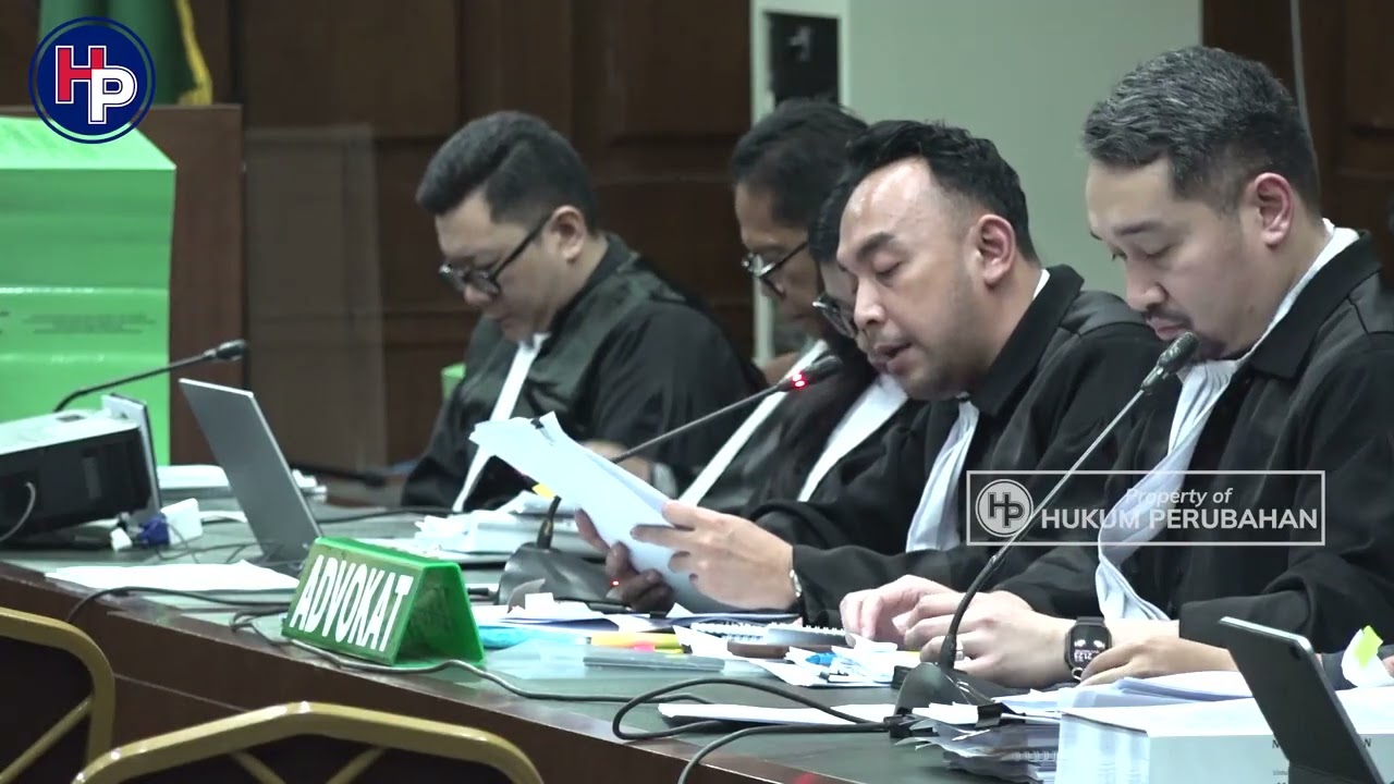 PENASIHAT HUKUM MAYA KUSMAYA DAN EDWARD CORNE BACAKAN NOTA PEMBELAAN (PLEIDOI)