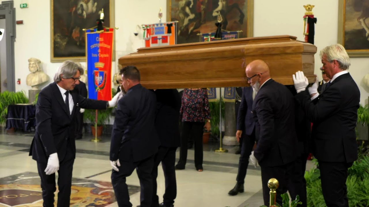 Addio a Piero Angela: il feretro lascia il Campidoglio