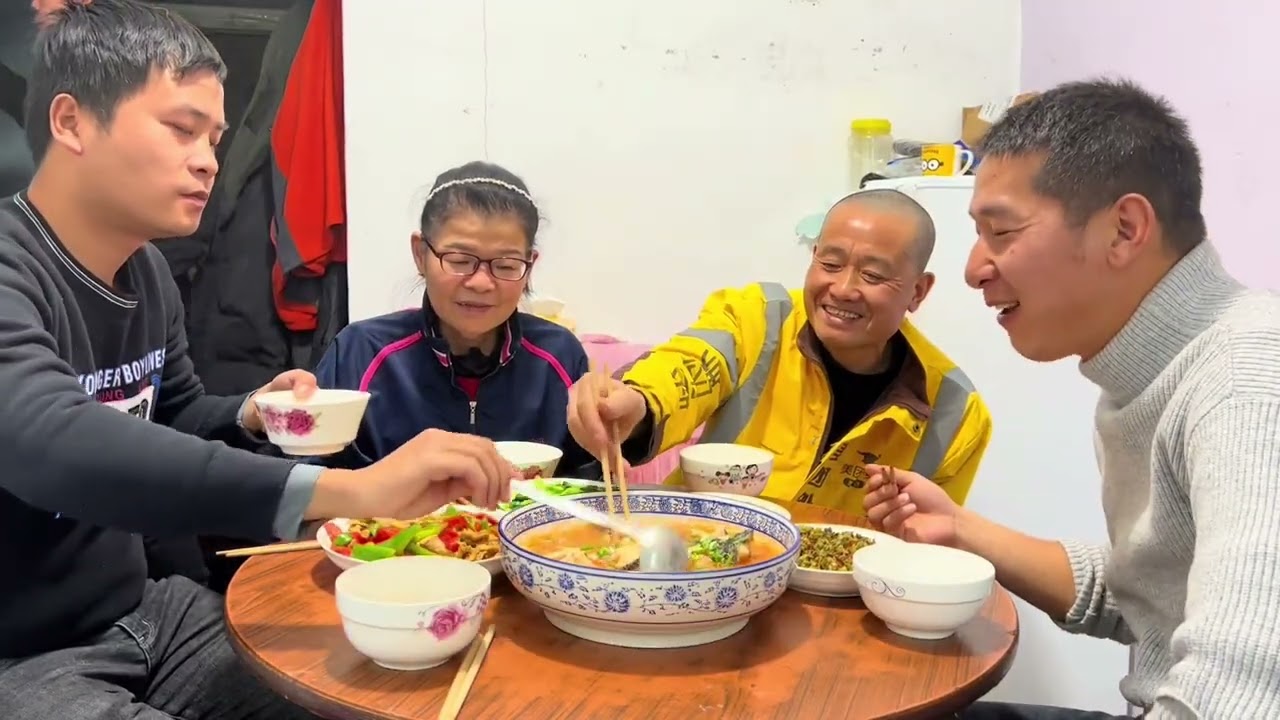 安哥回京第一天开工干劲满满，阿锋做了一桌菜犒劳全家，发工资了