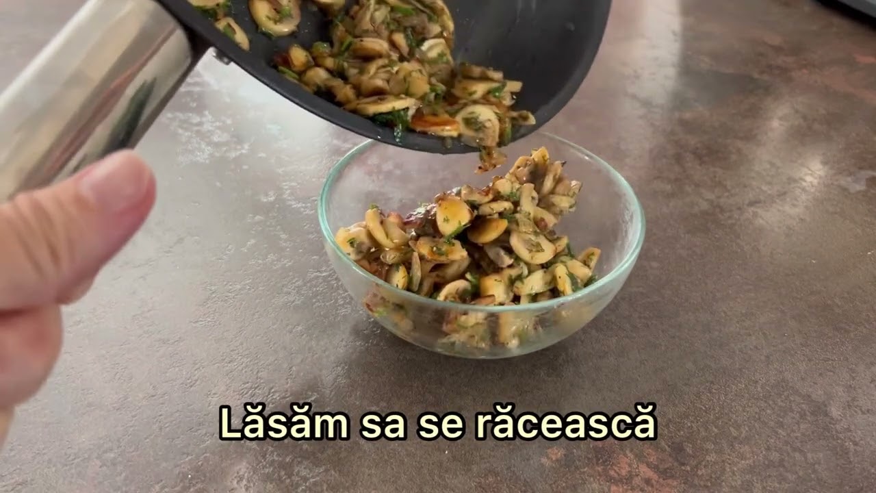 Rulouri din aluat de foietaj cu ciuperci și cașcaval