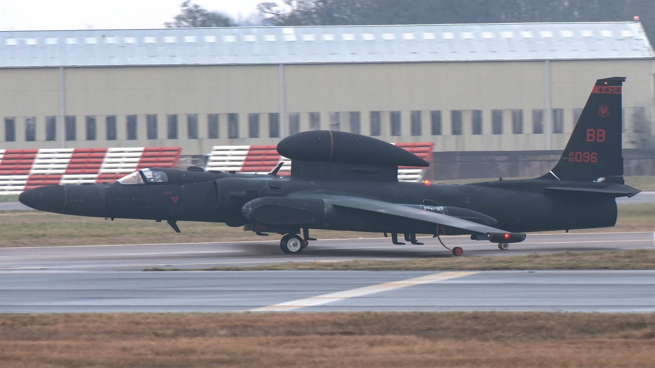 U2 military spy plane take off and landing in UK, pursued by chase cars ✈️