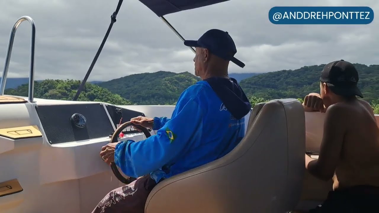 Passeando de lancha em Ubatuba 