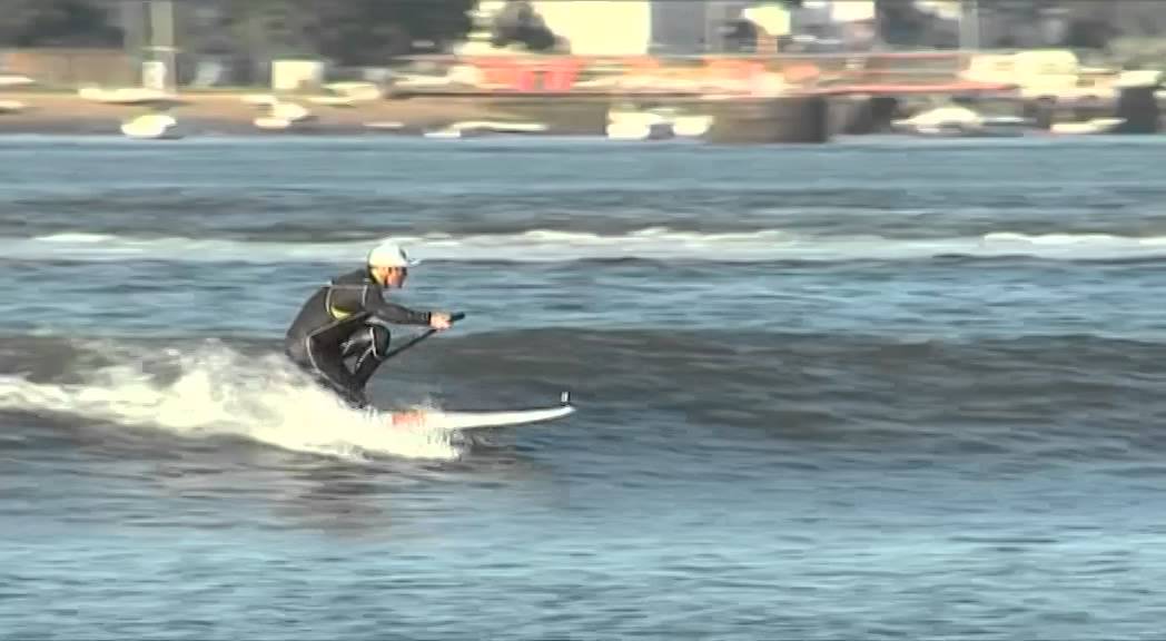 Garrett McNamara diverte-se a surfar a 
