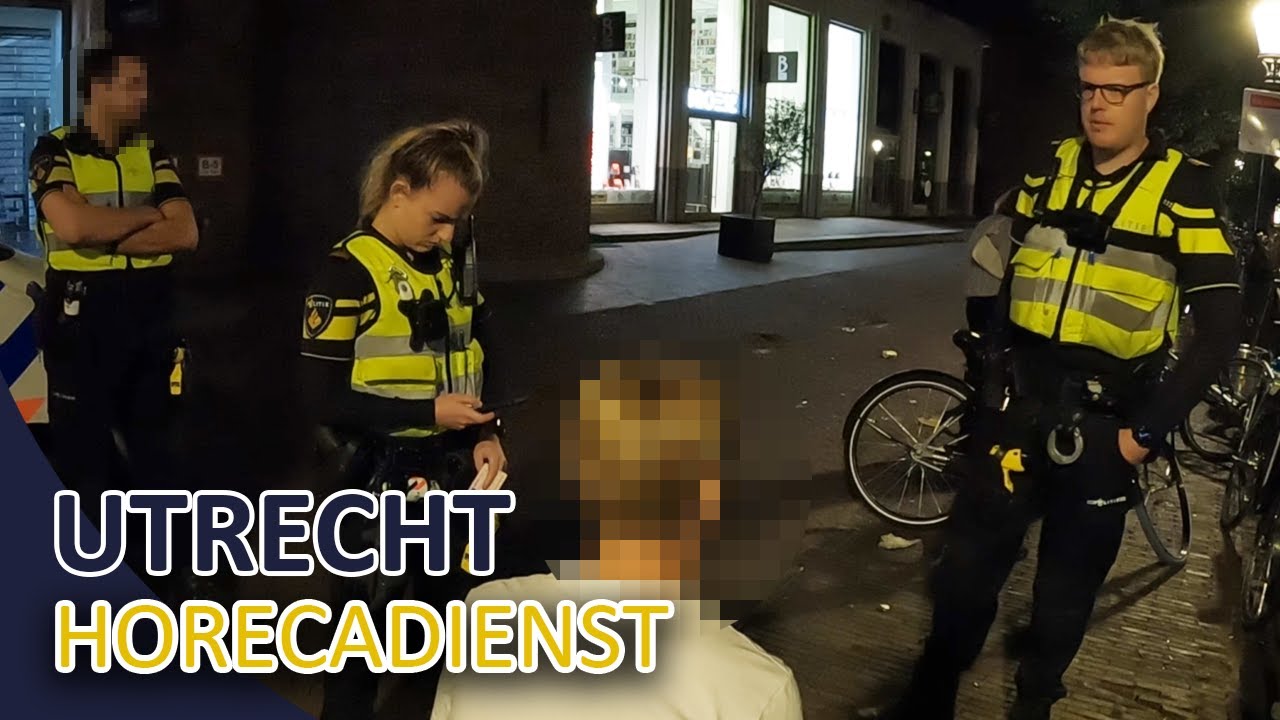 Politie | Horecadienst in Utrecht Centrum | Persoon gooit verkeersbord in het water |