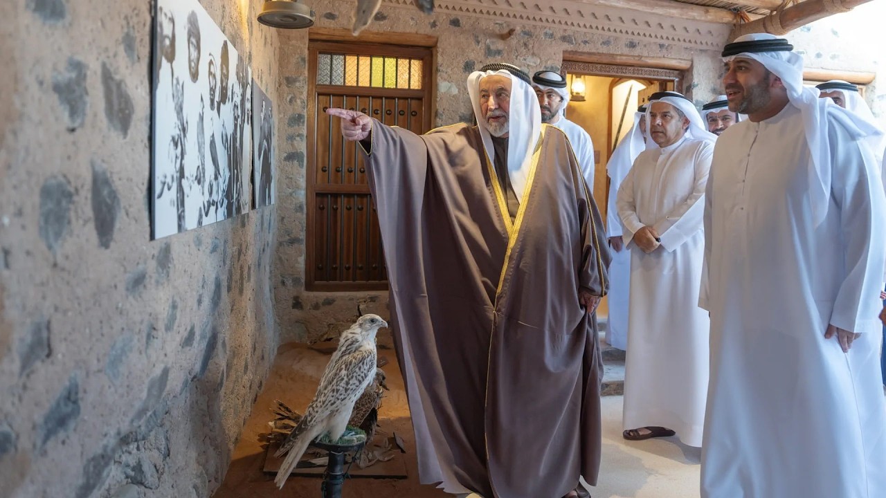 حاكم الشارقة يفتتح حصن فِلي بعد أعمال الترميم وإحياء المنطقة
