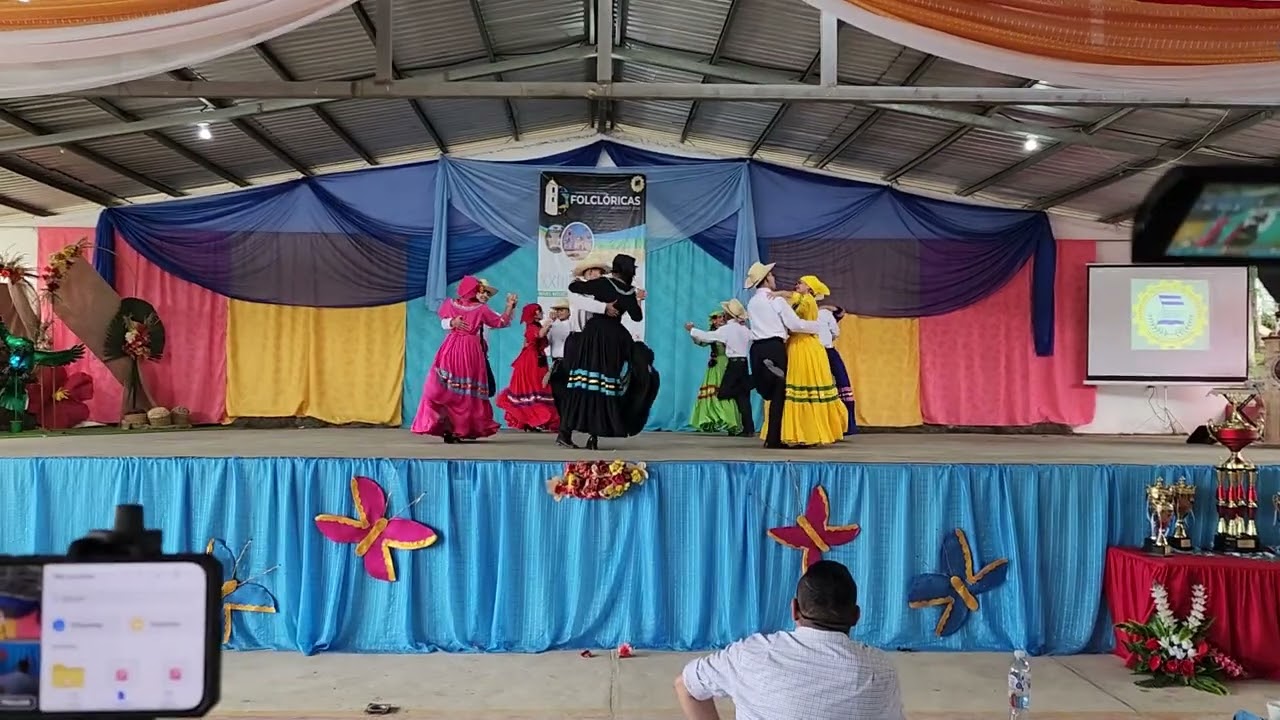 Danza Folklorica Frente a la Guatalera