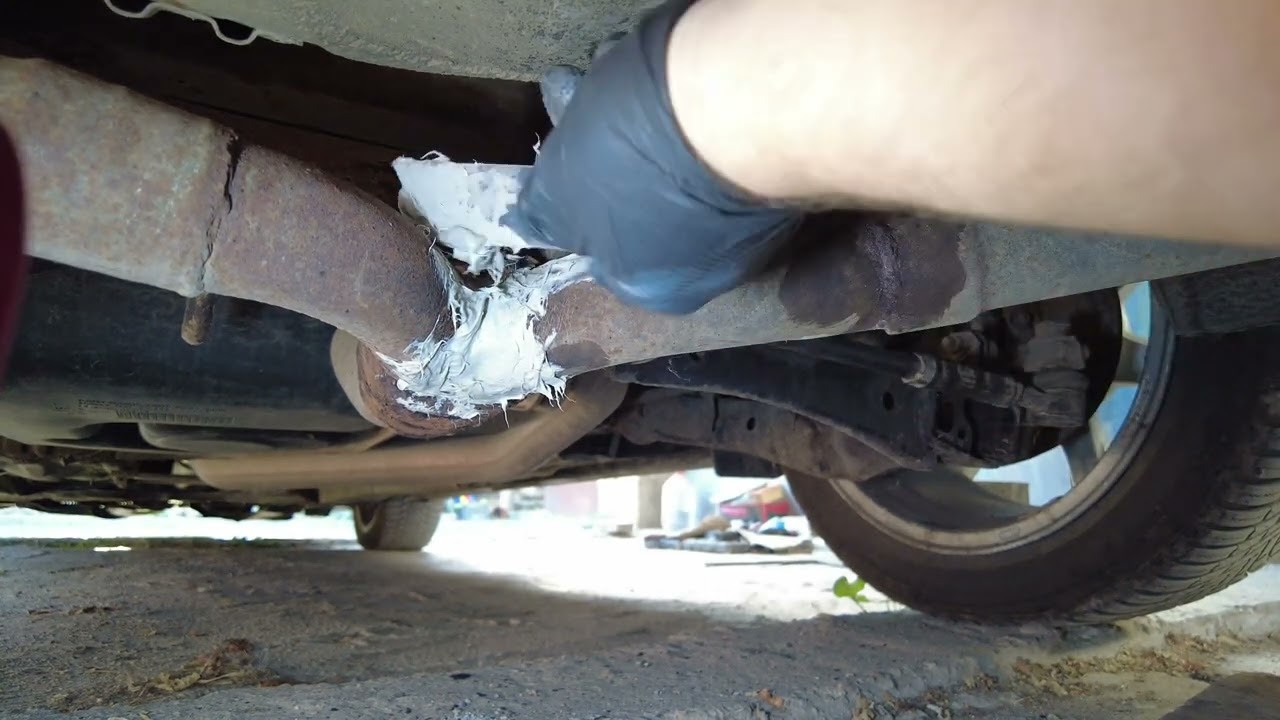 Repararea   Unei Spărturi în Sistemul de Evacuare cu Pasta Gun Gum | Holts