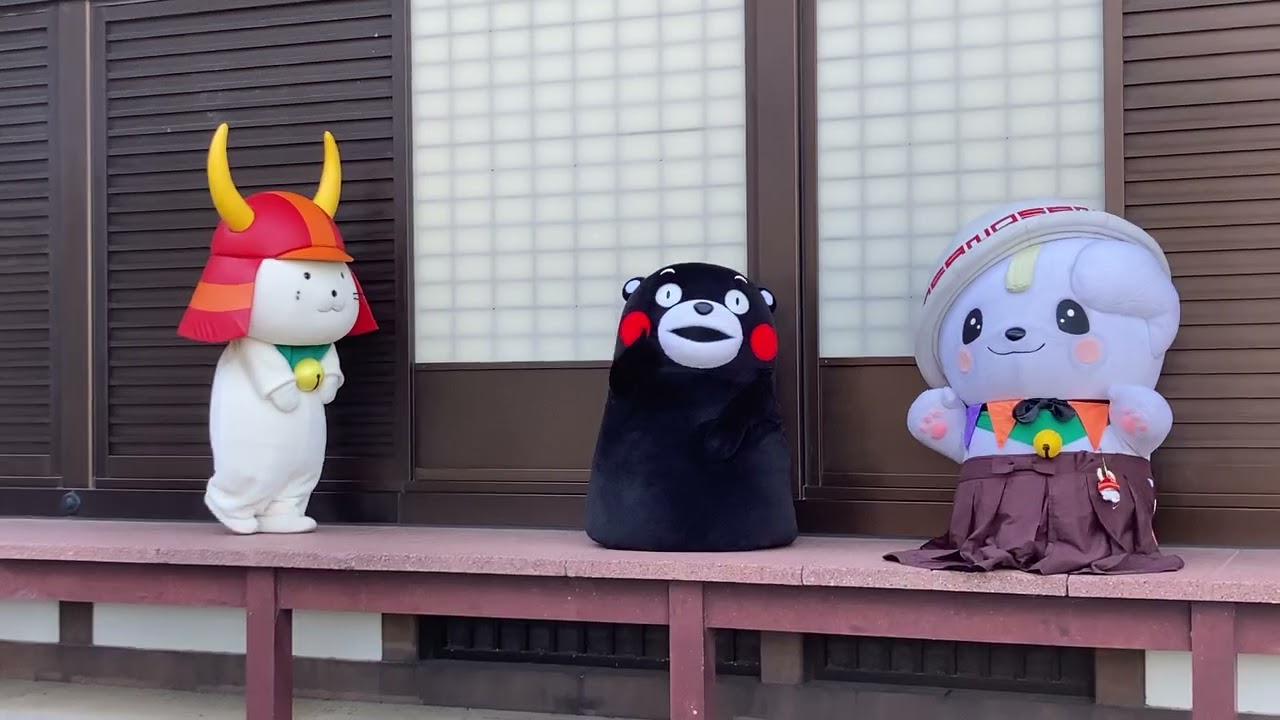 ひこにゃん　彦根城博物館冠木門にくまモンとさのまるを案内して登場