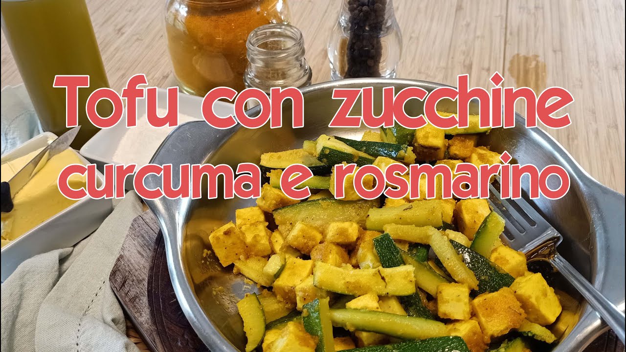 Tofu e zucchine con curcuma e pepe.