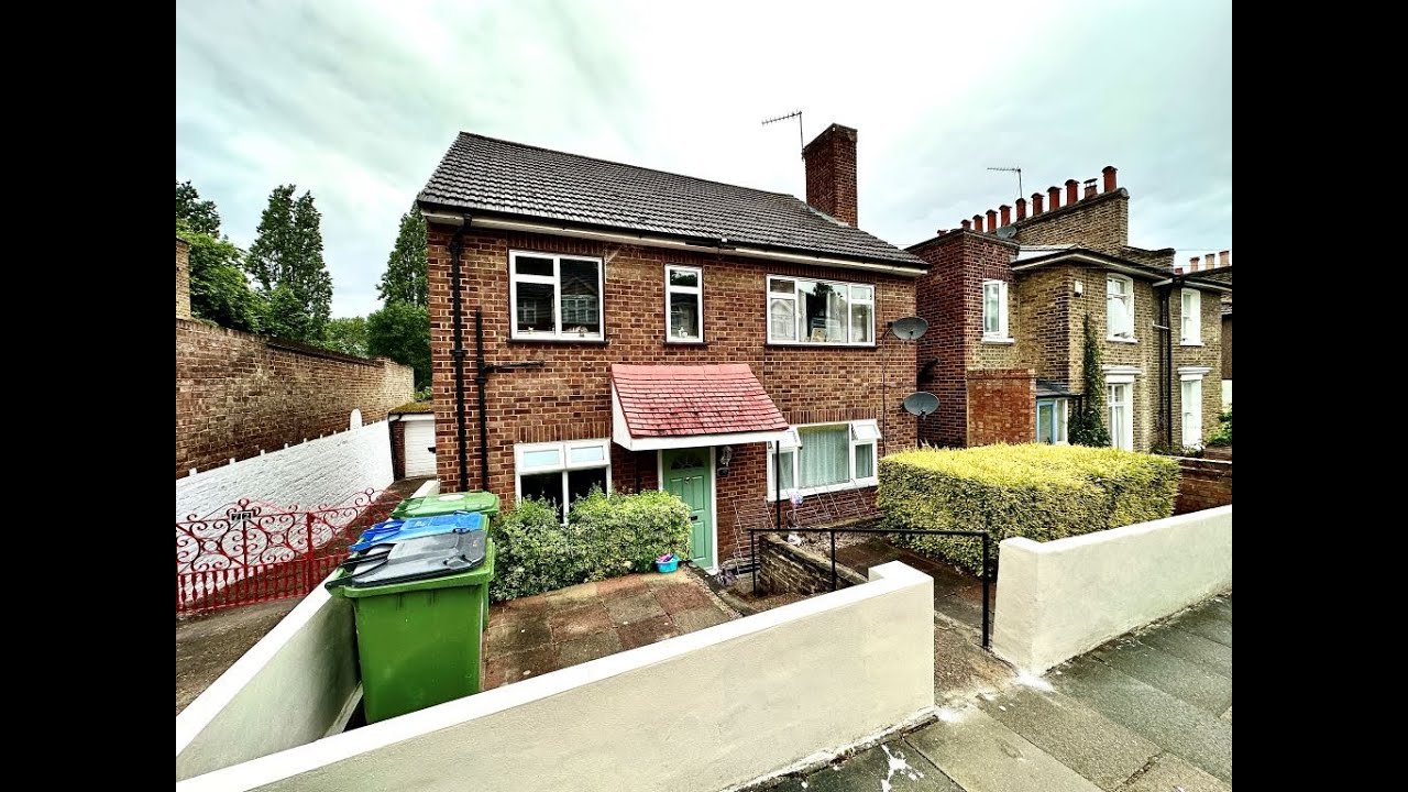 Beaumont Gibbs предлагает в аренду безупречно оформленный двухкомнатный таунхаус на первом этаже.