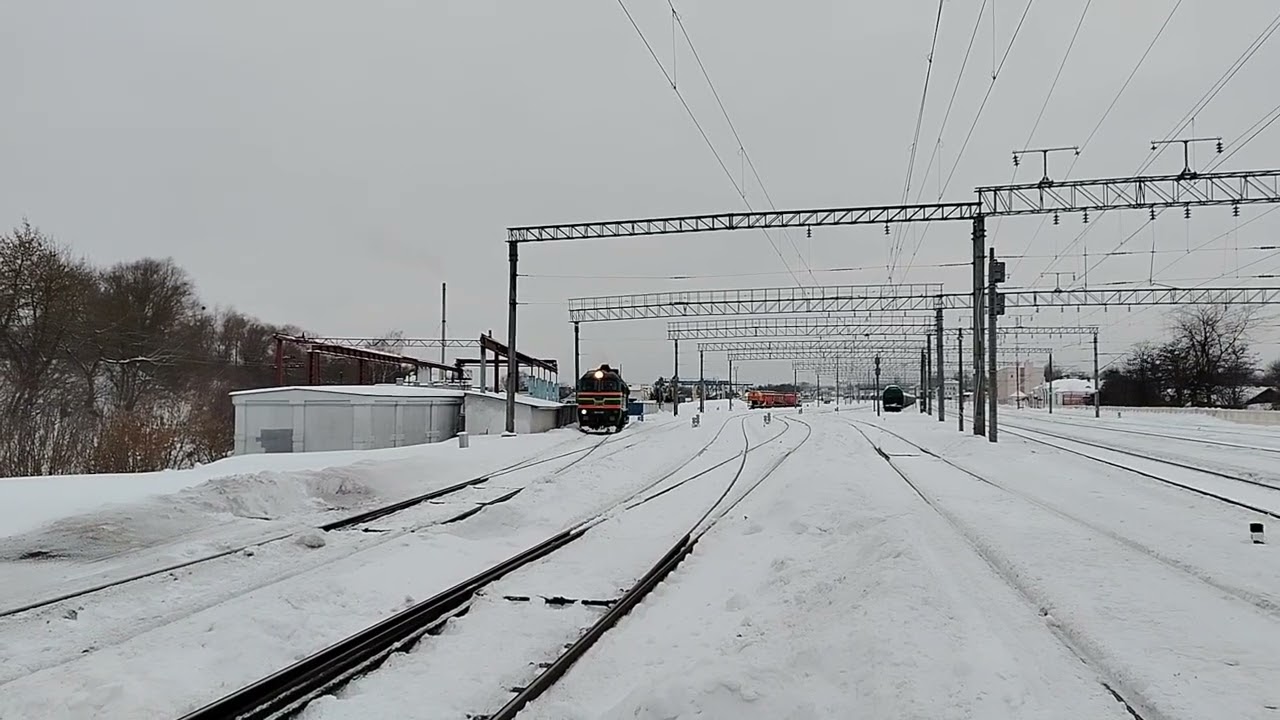 М62УК проводит маневры по станции Березина. 