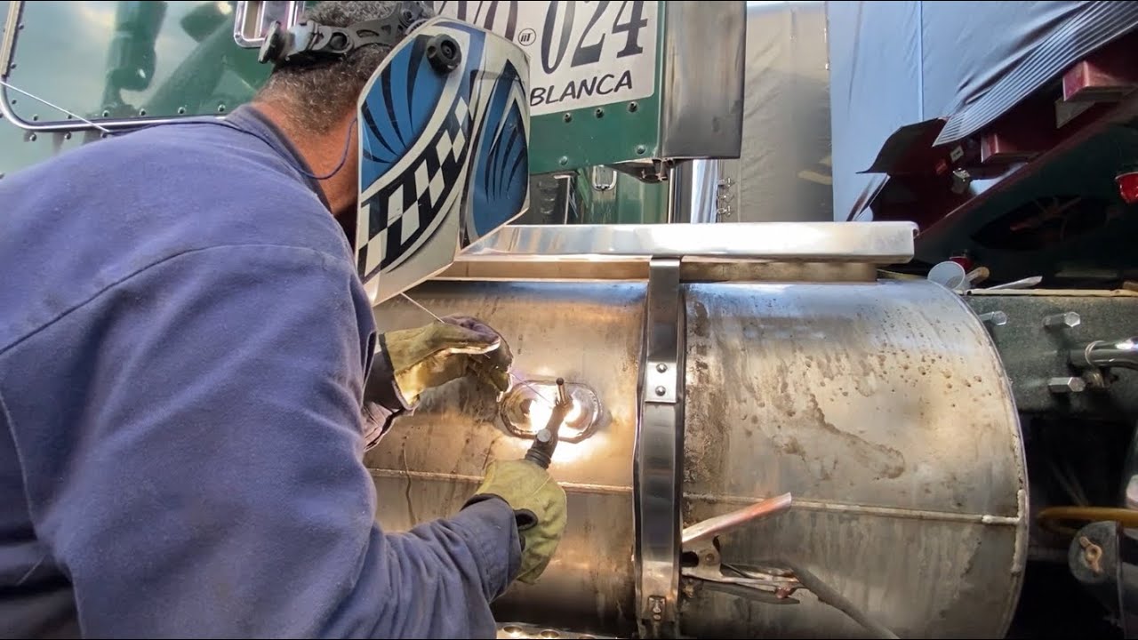 ESTE SEÑOR ESTÁ BIEN LOCO - SOLDANDO UN TANQUE DE ALUMINIO.