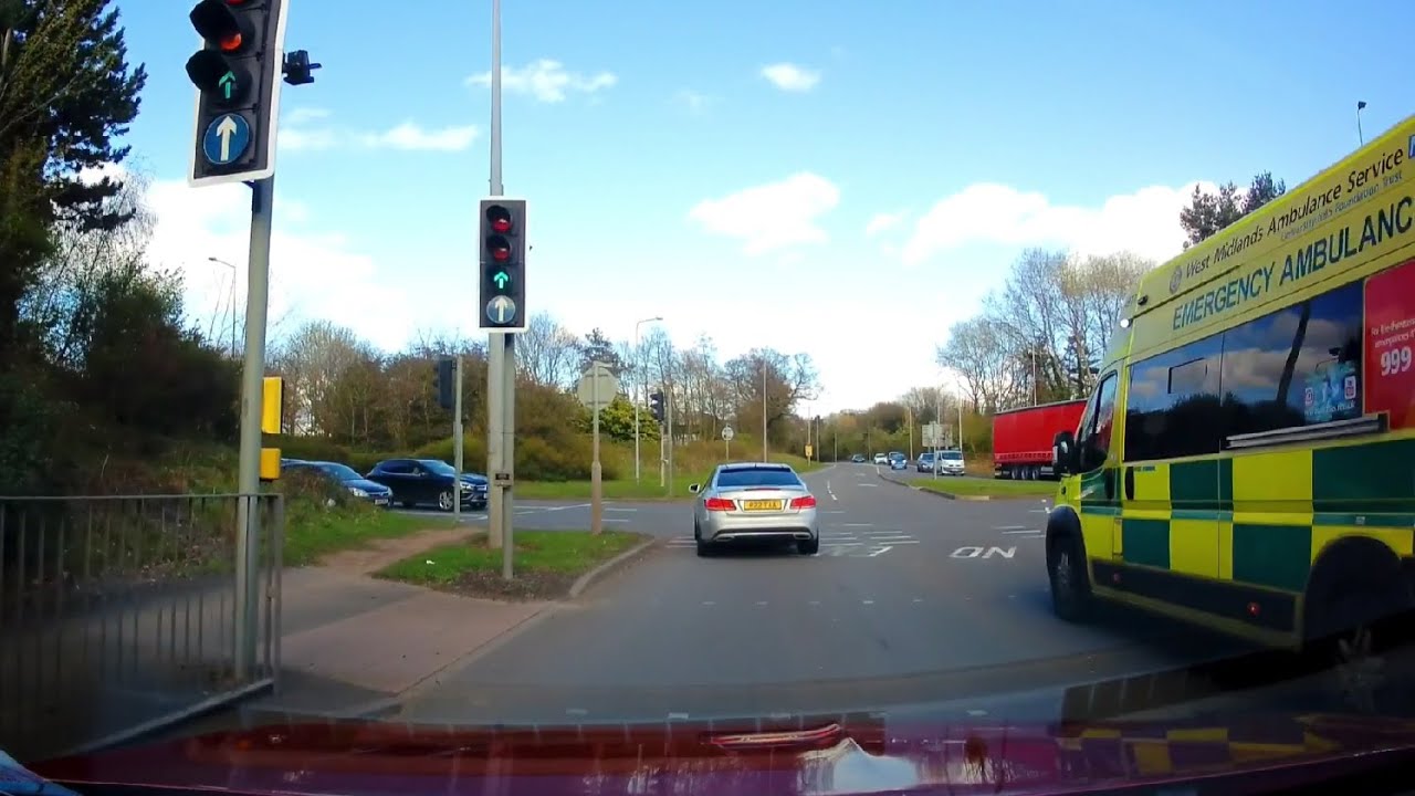 How To Deal With An Emergency Vehicle At A Red Light
