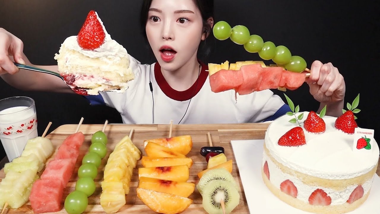 SUB)상큼달달 딸기생크림케이크 한판 먹방!🎂🍓멜론 복숭아 수박 샤인머스캣 과일까지 디저트 리얼사운드 Strawberry Cake Fruit Dessert Mukbang Asmr