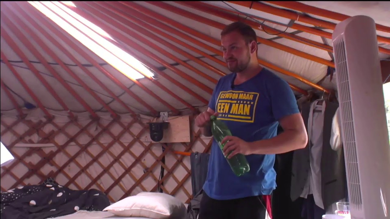 Utopia - Hiske ge&iuml;rriteerd door Gerrit zijn gedrag.