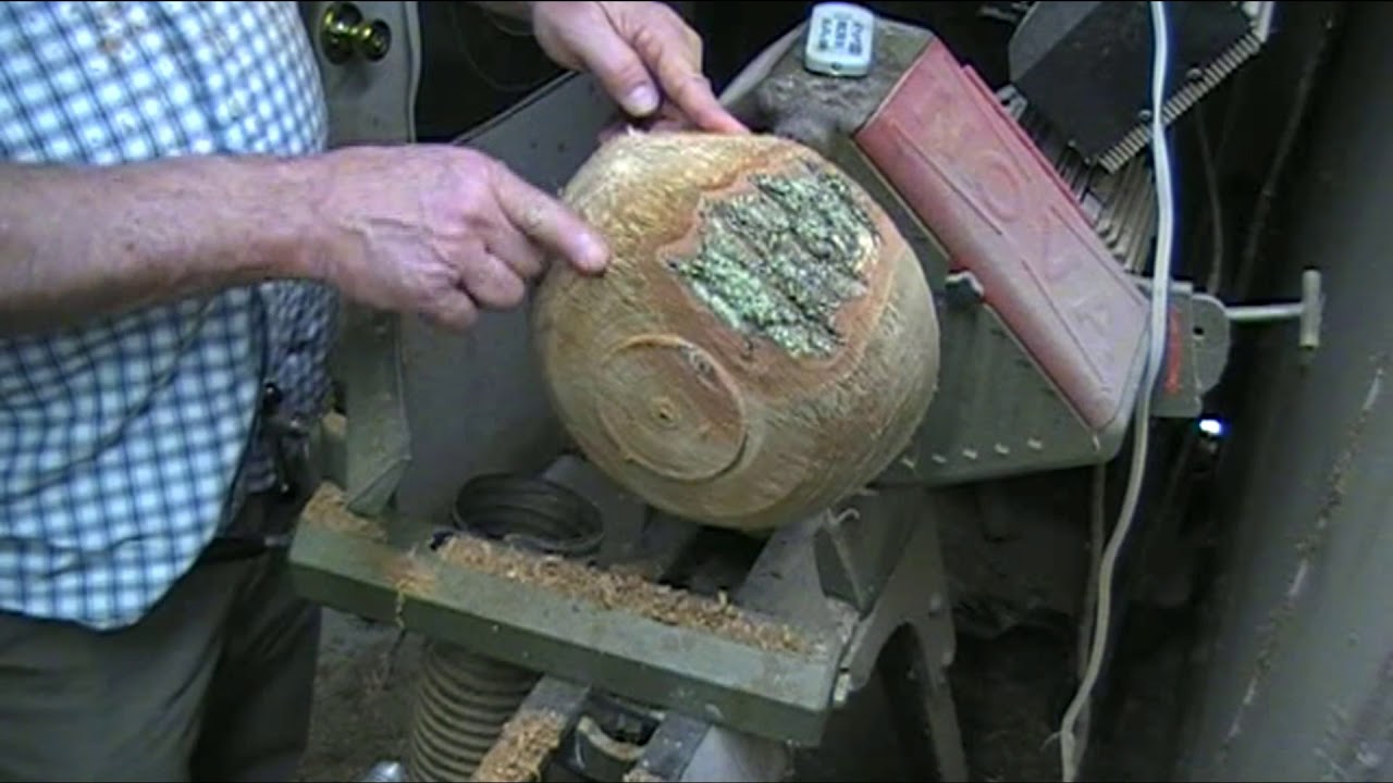 Woodturning a nice piece of spalted oak