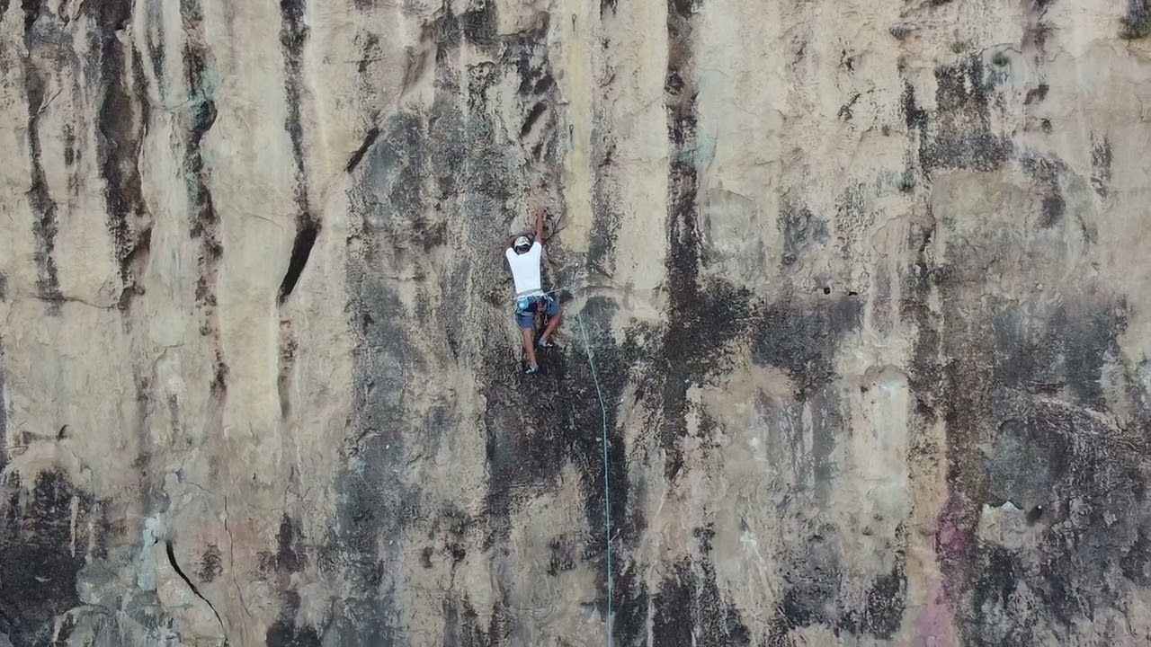 Escalada na via Sinfonia dos Sapos 7a (BR) - Itatim