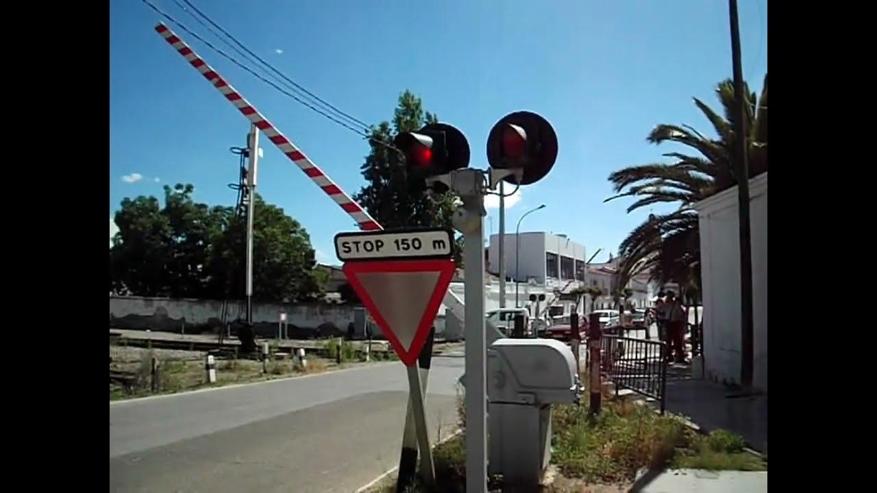 Paso del tren Al-Ándalus, por el paso a nivel de LLerena.