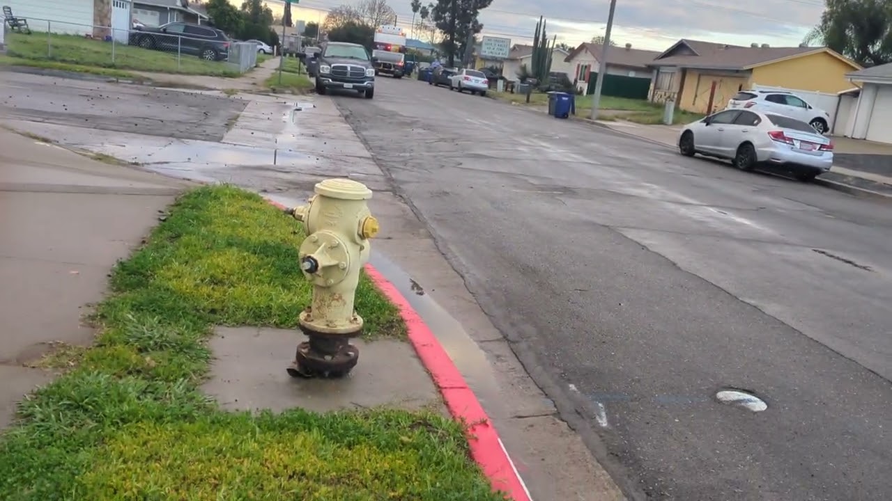 Un camión de recicle que ha llegado tarde debido al día de los presidentes y la lluvia