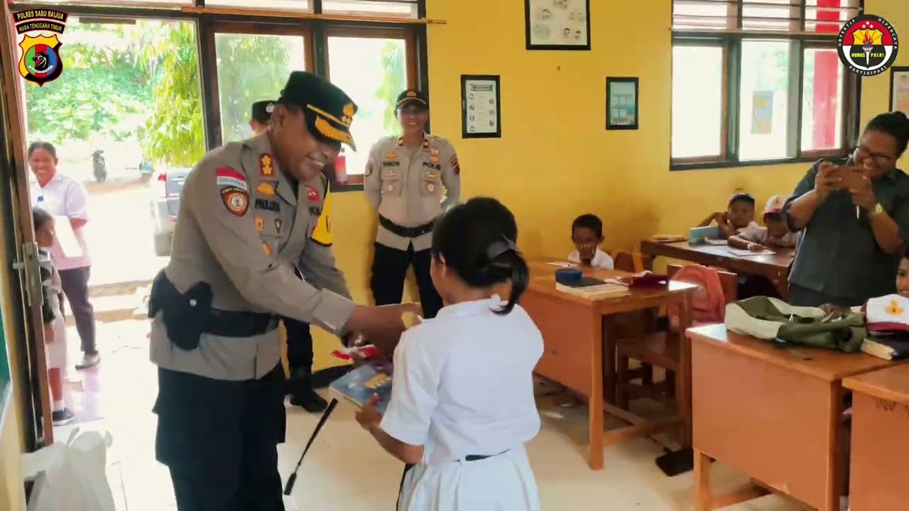 Kapolres Sabu Raijua Salurkan Bantuan Alat Tulis Ke Sekolah 