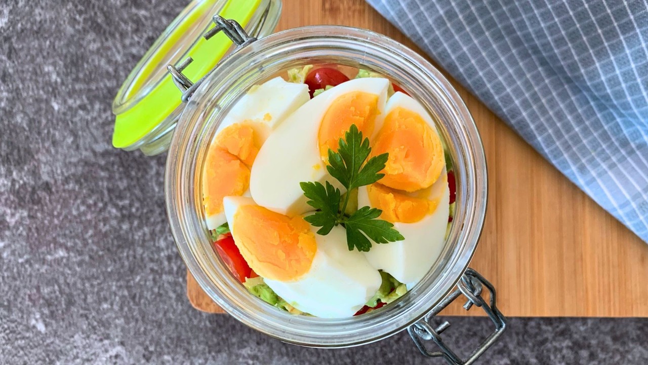 Robię to rano i mam spok&oacute;j na cały dzień | 2 sycące sałatki Low Carb w słoiku