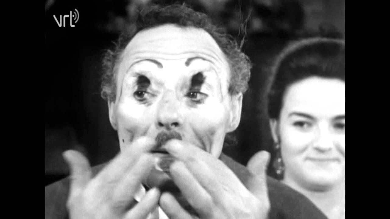 3. Circus Jhony stelt de kiosk op en de familieleden stellen zich voor