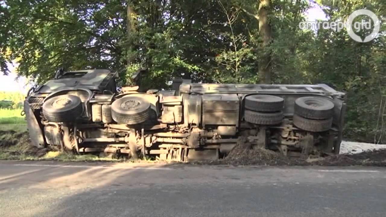 Vrachtwagen van Defensie uit Wezep kantelt en trekt spoor van tientallen meters