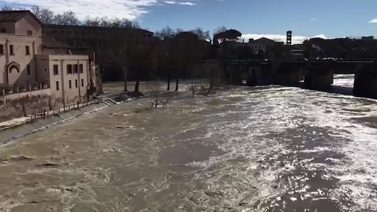 Roma, il Tevere in piena: le immagini da Ponte Milvio all'Isola Tiberina