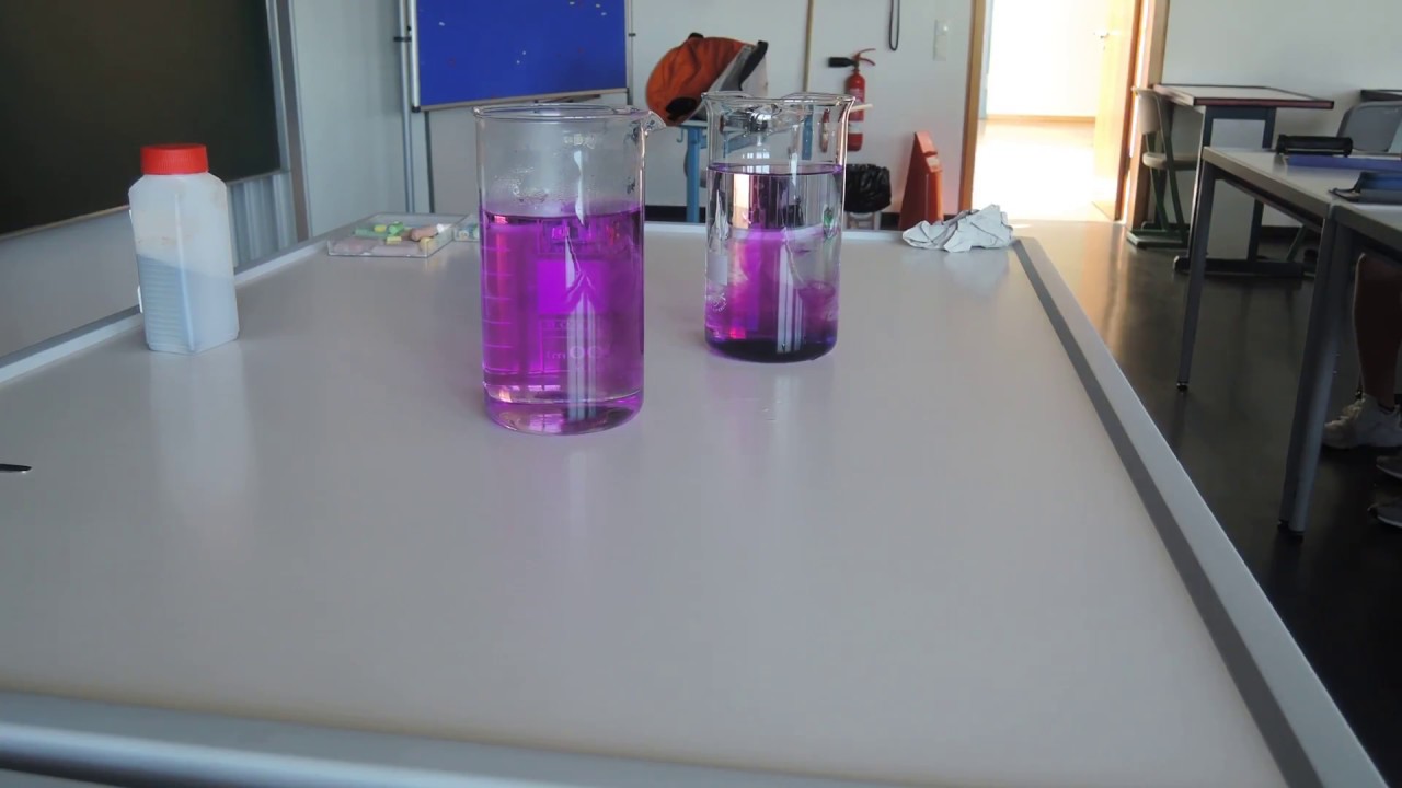Chemieversuche: Diffusion von Kaliumpermanganat (KMnO4) in warmen und kaltem Wasser