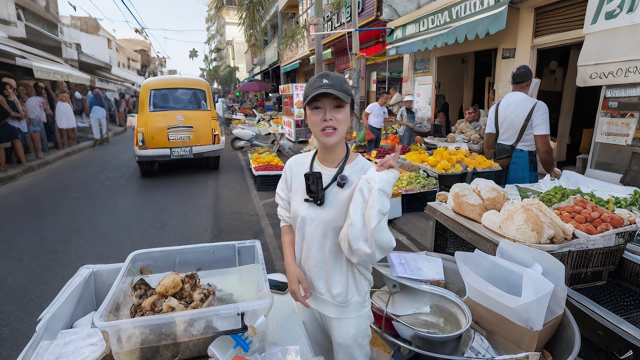 摆摊卖活海马。中国人食用海马可以追溯到一千多年前，现如今由于环境破坏和非法捕捞，野生海马的数量逐年减少。但是好在养殖海马逐渐普及，相信以后非法捕捞会越来越少。大家也都可以低价尝试到原本难得一见的海马了