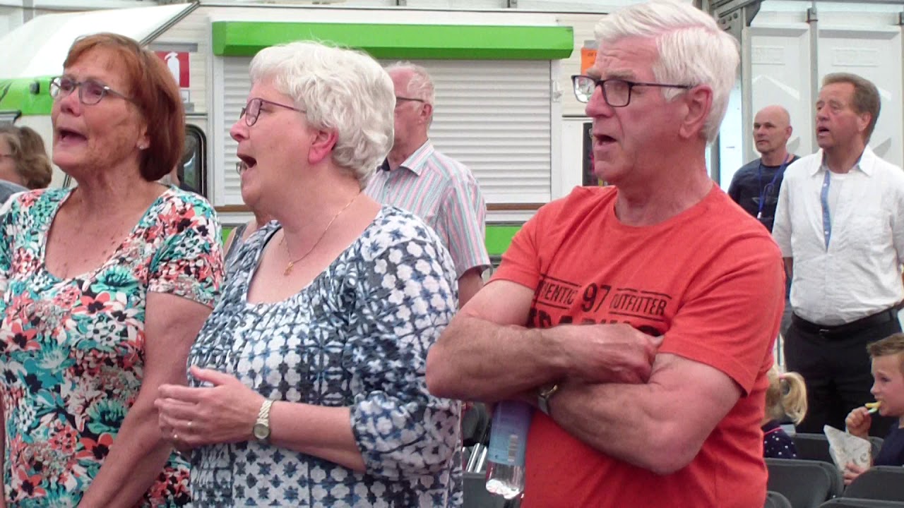 Johan de Heer in feesttent 1