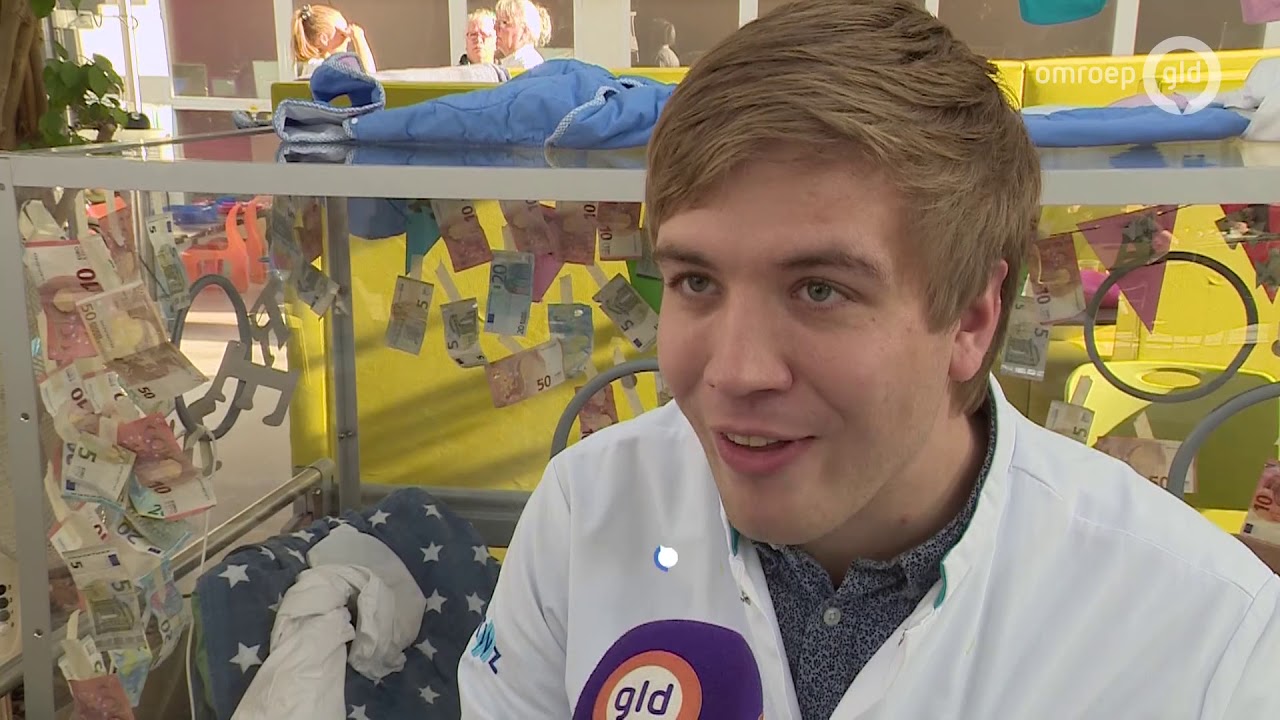 Kinderarts ligt 10 uur lang in een couveuse