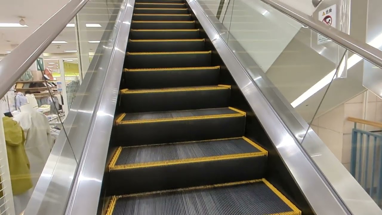 イオン四日市尾平店　エスカレーター　上り