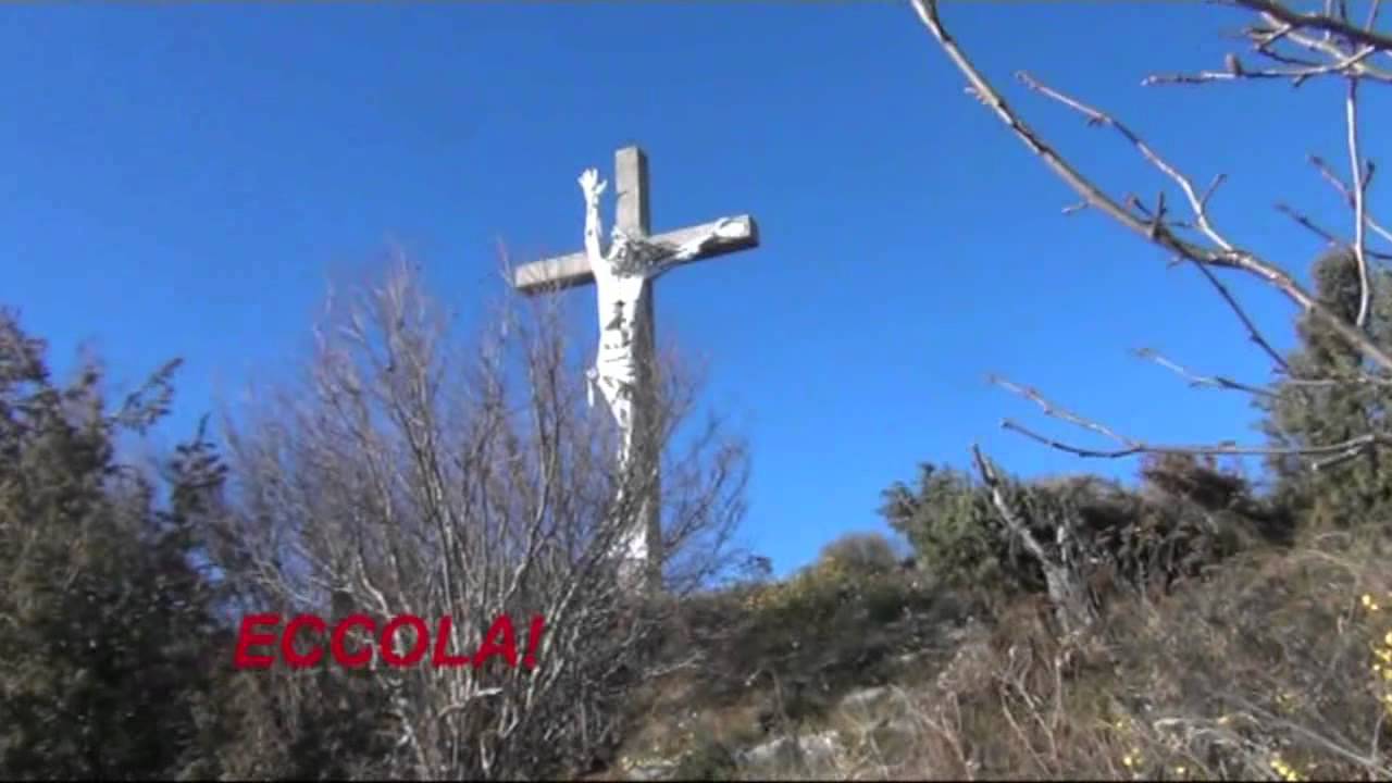 Riki Maiocchi in C'è chi spera con il Cristo del monte Summano