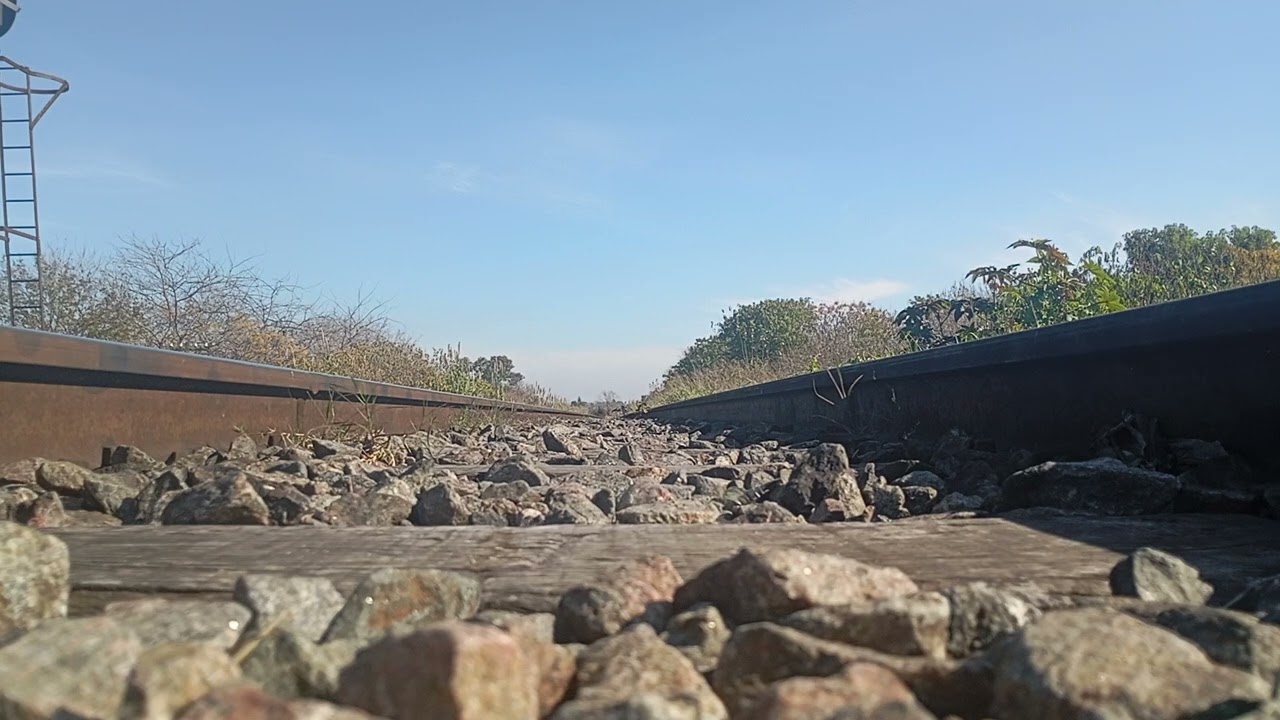 CNR chino DMU CMF 1013 - CM 1014 llegando a Ingeniero Castello rumbo a Sáenz. Desde abajo.