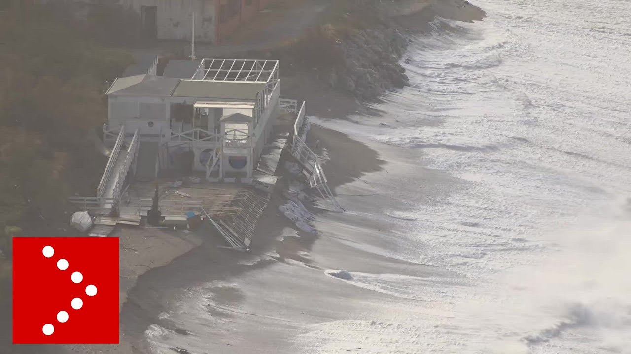 Milazzo, danni per la forte mareggiata: le onde contro locale sul mare