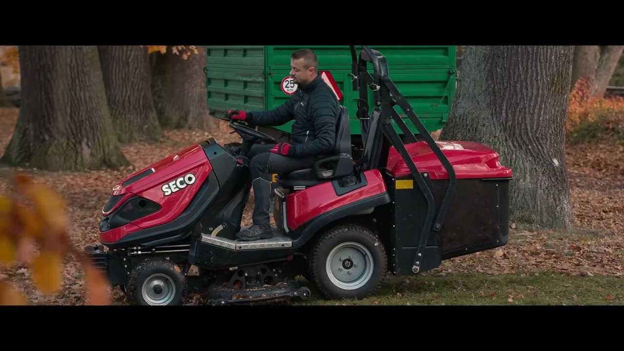 Kosiarka samojezdna MP122D w akcji - podczas zbierania liści.