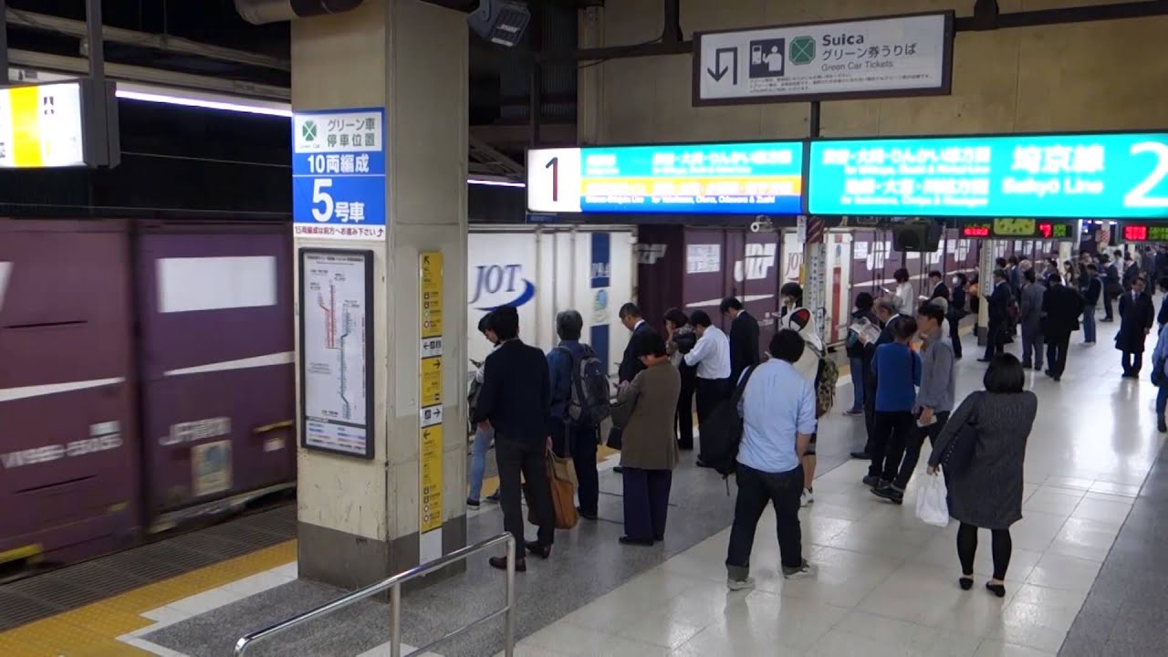 新宿駅を通過するEH500貨物列車　2015年