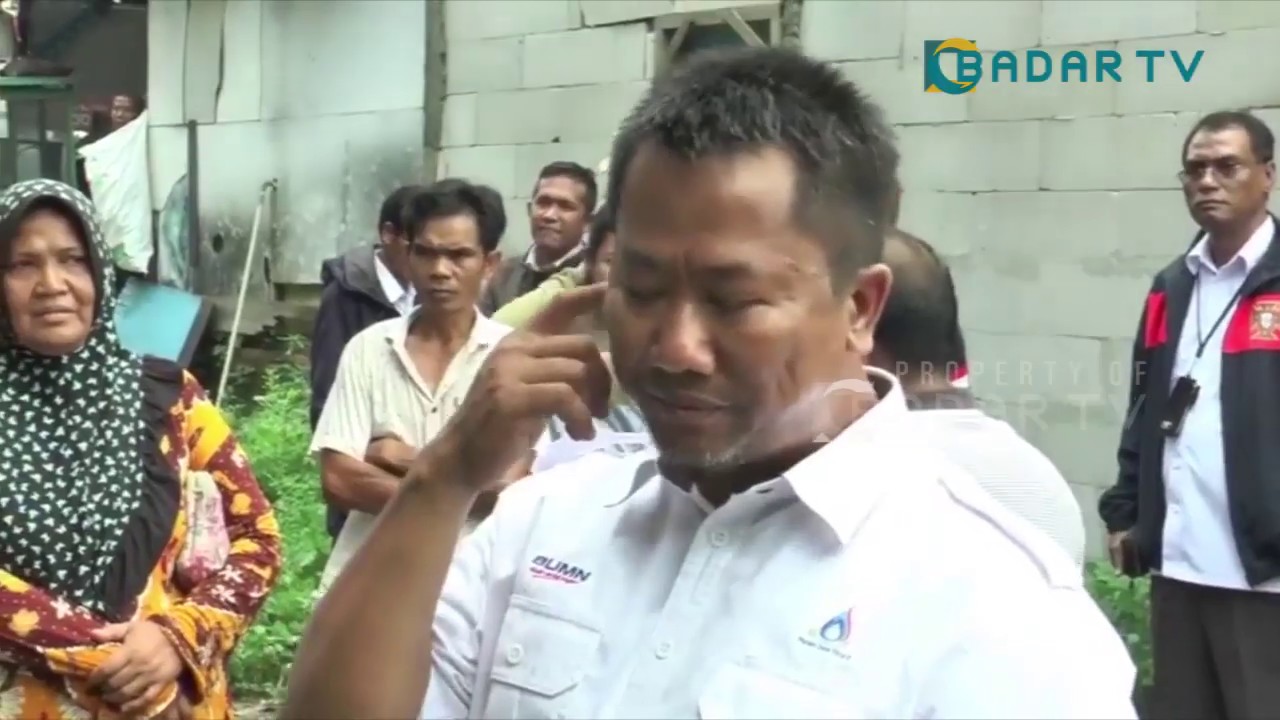 WARGA PROTES PEMBONGKARAN PAGAR OLEH PJT II
