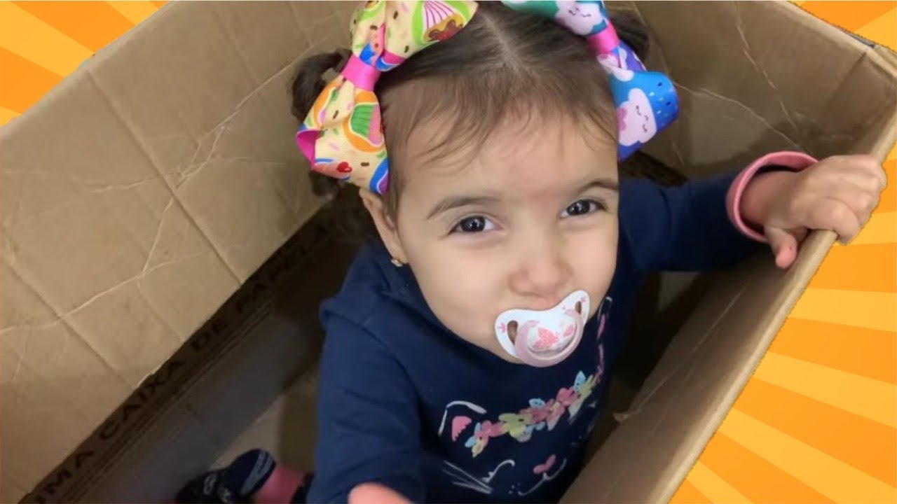 Manu Finge Brincar de Ser Bebê na Caixa e uma Nova Irmã Bebê