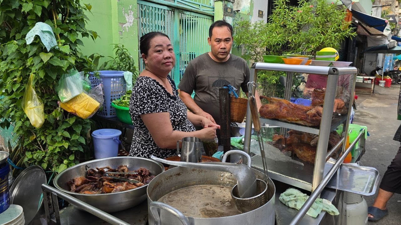 Trùm Lệ Chép nấu nổi nước lèo mì vịt tiềm bằng nấm mèo đen thui, đông khách mà vui