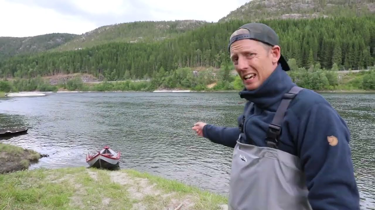 Gaute tester laksefiske i Vefsna, Mosjøen. Ferieperler med Gaute og Cathrine
