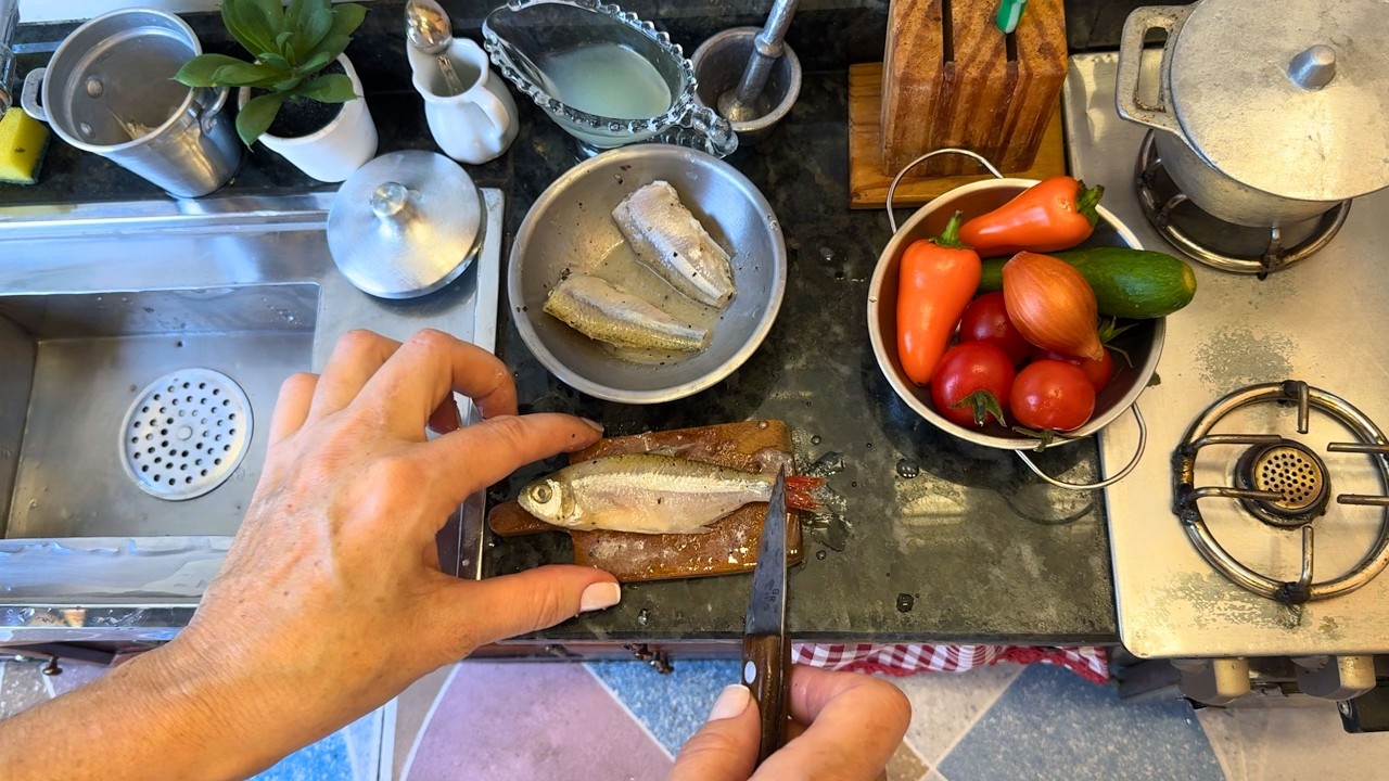 MINI MOQUECA DE PEIXE NO FOGÃOZINHO A LENHA 🐟🪵🔥 | COMIDA EM MINIATURA | TINY FOOD | A MINICOZINHA