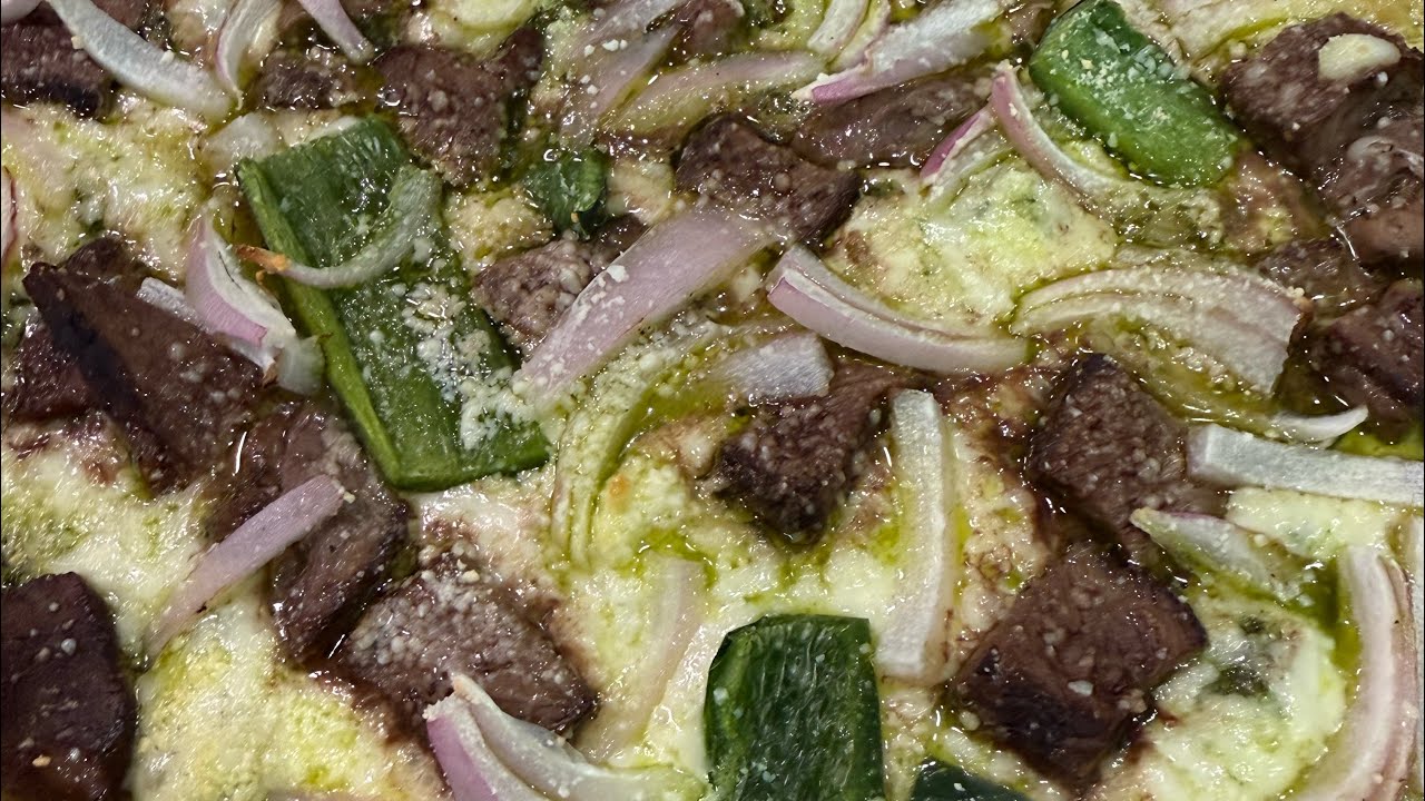 Пицца со стейком и соусом чимичурри